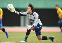 果敢な飛び出しで1対1のピンチを見事に止めた阿部（北九州）【ＪＳＮＹＣ２０１６ 鹿児島vs北九州】（6/9）