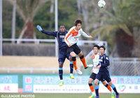 アダイウトン（磐田）との空中戦を制す三浦（清水）【ＪＳＮＹＣ２０１６ 磐田vs清水】（4/9）