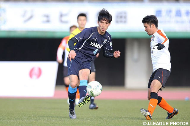 ドリブルでのボールキープから鋭いシュートを放った小林（磐田）【ＪＳＮＹＣ２０１６ 磐田vs清水】（5/9）