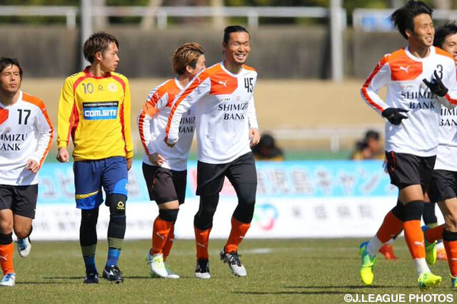 角田（#45）が相手DFと競り合ってオウンゴールを誘い、47分に先制した清水【ＪＳＮＹＣ２０１６ 清水vs北九州】（6/9）