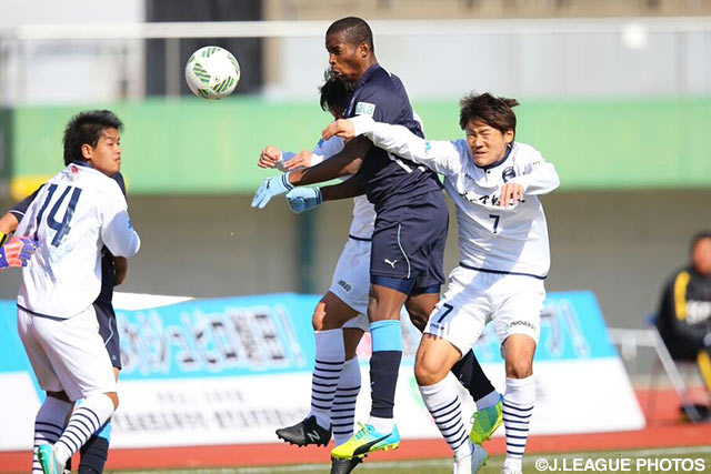 CKを頭で合わせて先制点を奪ったアダイウトン（磐田）【ＪＳＮＹＣ２０１６ 鹿児島vs磐田】（3/9）