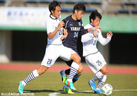 中村（磐田）の突破を阻止する鹿児島の寺田（#28）と塚田（#26）【ＪＳＮＹＣ２０１６ 鹿児島vs磐田】（7/9）