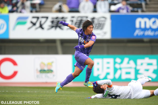 10分に先制点を決めた佐藤(広島)【２０１５シーズン開幕戦プレイバック 広島vs甲府】