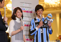 川崎Ｆの谷口と女子マネの佐藤美希さん【２０１６Ｊリーグプレスカンファレンス】