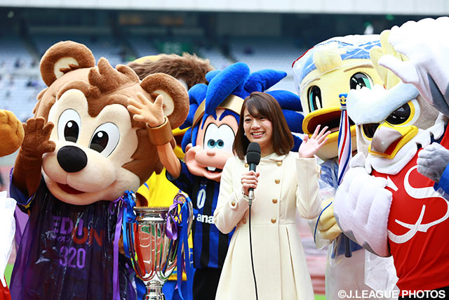 女子マネの佐藤美希さんと共にレポートに参加するマスコットたち【FUJI XEROX SUPER CUP 2016 マスコット活動集】（1/9）