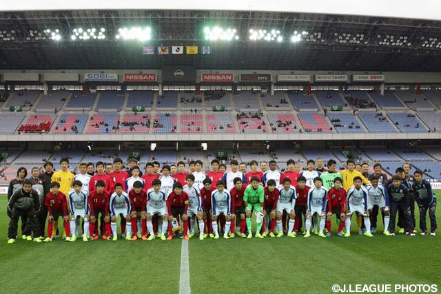 試合前に両チームで記念撮影【NEXT GENERATION MATCH U-18 Ｊリーグ選抜vs日本高校サッカー選抜】（1/9）