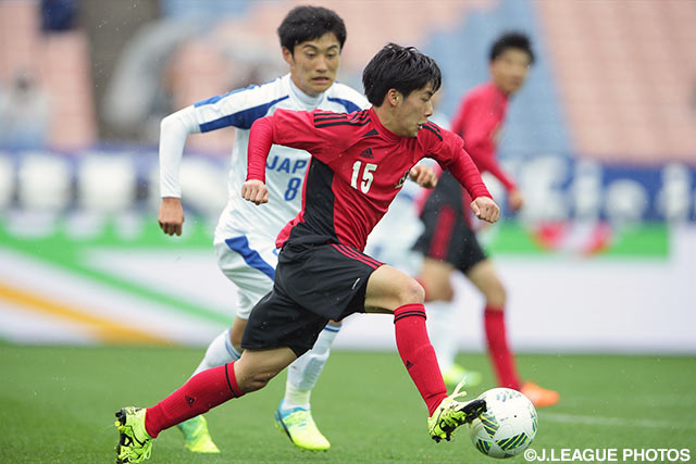 ドリブル突破を狙う永澤（U-18 Ｊリーグ選抜）【NEXT GENERATION MATCH U-18 Ｊリーグ選抜vs日本高校サッカー選抜】（4/9）