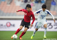 鍬先（日本高校サッカー選抜）とマッチアップする深堀（Ｊリーグ選抜）【NEXT GENERATION MATCH U-18 Ｊリーグ選抜vs日本高校サッカー選抜】（8/9）