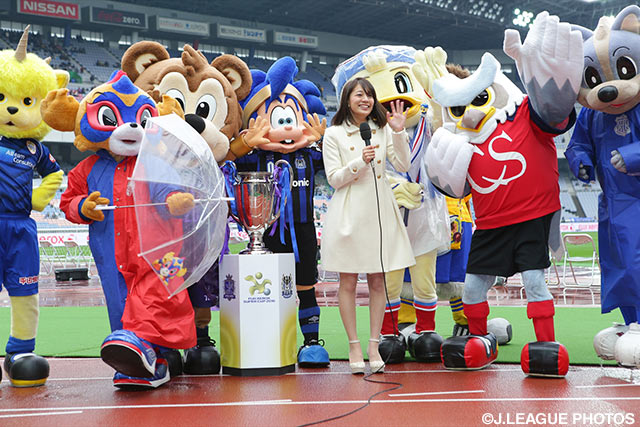 女子マネの佐藤美希さんと共にレポートに参加するマスコットたち【FUJI XEROX SUPER CUP 2016 マスコット活動集】（2/9）