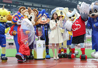 女子マネの佐藤美希さんと共にレポートに参加するマスコットたち【FUJI XEROX SUPER CUP 2016 マスコット活動集】（2/9）