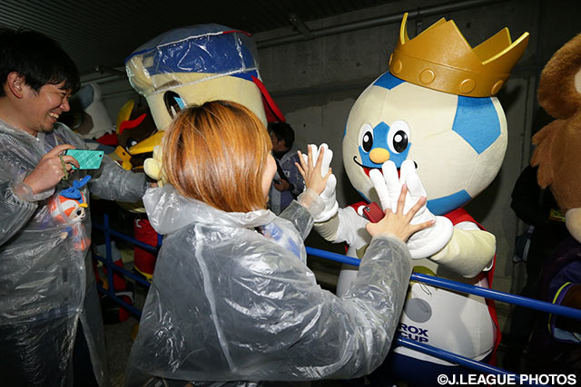 Enjoyシートチケット購入者とハイタッチするマスコットたち【FUJI XEROX SUPER CUP 2016 マスコット活動集】（3/9）