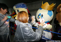 Enjoyシートチケット購入者とハイタッチするマスコットたち【FUJI XEROX SUPER CUP 2016 マスコット活動集】（3/9）