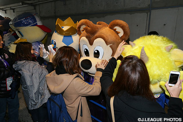 Enjoyシートチケット購入者とハイタッチするマスコットたち【FUJI XEROX SUPER CUP 2016 マスコット活動集】（4/9）