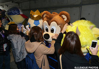 Enjoyシートチケット購入者とハイタッチするマスコットたち【FUJI XEROX SUPER CUP 2016 マスコット活動集】（4/9）