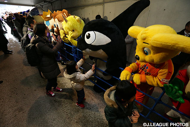 Enjoyシートチケット購入者とハイタッチするマスコットたち【FUJI XEROX SUPER CUP 2016 マスコット活動集】（5/9）
