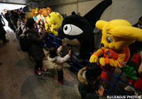 Enjoyシートチケット購入者とハイタッチするマスコットたち【FUJI XEROX SUPER CUP 2016 マスコット活動集】（5/9）