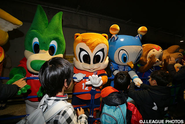 Enjoyシートチケット購入者とハイタッチするマスコットたち【FUJI XEROX SUPER CUP 2016 マスコット活動集】（6/9）