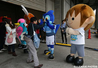 Enjoyシートチケット購入者とハイタッチするマスコットたち【FUJI XEROX SUPER CUP 2016 マスコット活動集】（7/9）