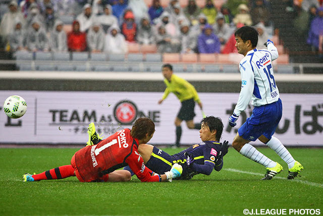 右からのクロスをニアサイドの佐藤が合わせて先制した広島【FUJI XEROX SUPER CUP 2016 広島vsＧ大阪】（9/21）