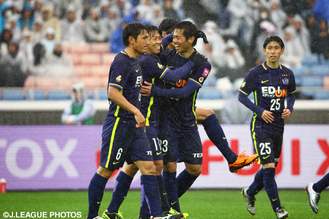先制点をアシストした塩谷（広島 #23）を称える佐藤(#11）【FUJI XEROX SUPER CUP 2016 広島vsＧ大阪】（10/21）
