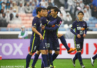 先制点をアシストした塩谷（広島 #23）を称える佐藤(#11）【FUJI XEROX SUPER CUP 2016 広島vsＧ大阪】（10/21）