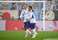 阿部（右）からのクロスを宇佐美（左）が頭で押し込み、1点を返したＧ大阪【FUJI XEROX SUPER CUP 2016 広島vsＧ大阪】（13/21）