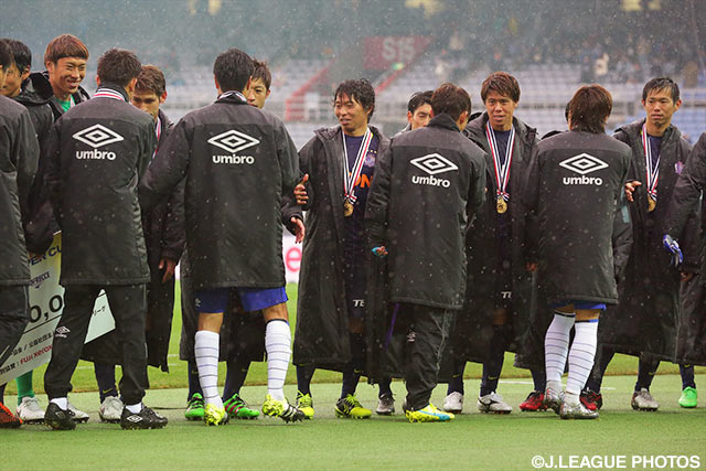 Ｇ大阪の選手たちと健闘を称え合う広島の選手たち【FUJI XEROX SUPER CUP 2016 広島vsＧ大阪】（18/21）