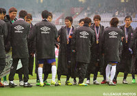 Ｇ大阪の選手たちと健闘を称え合う広島の選手たち【FUJI XEROX SUPER CUP 2016 広島vsＧ大阪】（18/21）