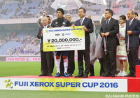 準優勝の賞金目録を授与される遠藤（Ｇ大阪）【FUJI XEROX SUPER CUP 2016 広島vsＧ大阪】（17/21）