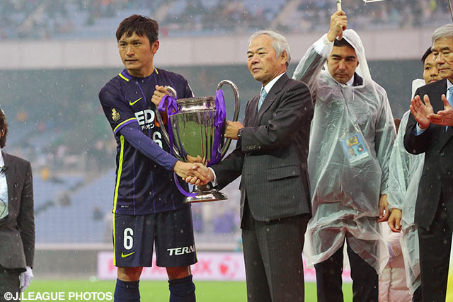 優勝カップを授与される青山（広島）【FUJI XEROX SUPER CUP 2016 広島vsＧ大阪】（19/21）