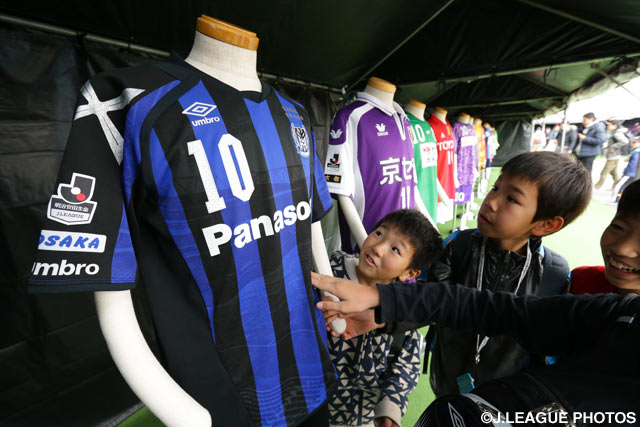 Ｇ大阪のユニフォームに目を輝かせる子供達