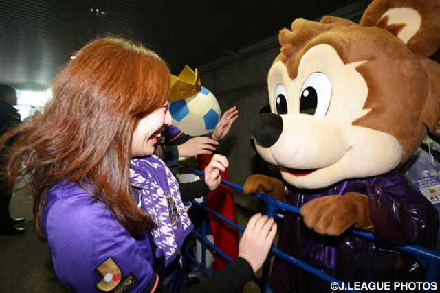 広島のマスコット、サンチェを前に笑顔のファン・サポーター