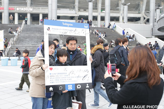 ファン・サポーターがスタジアムの前で記念撮影！