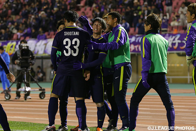 殊勲の先制ゴールを決めた清水　航平がベンチメンバーから祝福を受ける【ＡＣＬ GS MD1 広島vs山東魯能】