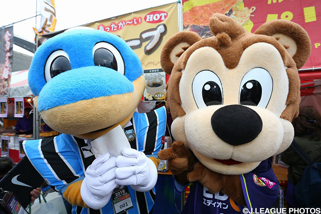 仲良しのふろん太（川崎Ｆ）とサンチェ（広島）【明治安田Ｊ１ 1st 第1節 広島vs川崎Ｆ】