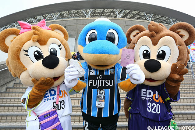 フレッチェ（広島）、ふろん太（川崎Ｆ）、サンチェ（広島）がパチリ！【明治安田Ｊ１ 1st 第1節 広島vs川崎Ｆ】