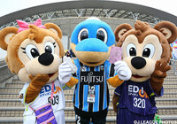 フレッチェ（広島）、ふろん太（川崎Ｆ）、サンチェ（広島）がパチリ！【明治安田Ｊ１ 1st 第1節 広島vs川崎Ｆ】