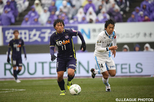 佐藤 寿人（広島）と中村 憲剛（川崎Ｆ）【明治安田Ｊ１ 1st 第1節 広島vs川崎Ｆ】