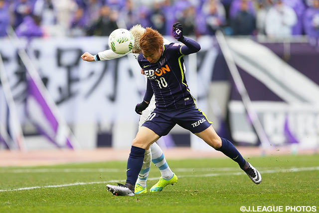 浅野 拓磨（広島）のヘディングは惜しくも枠を捉えられず【明治安田Ｊ１ 1st 第1節 広島vs川崎Ｆ】