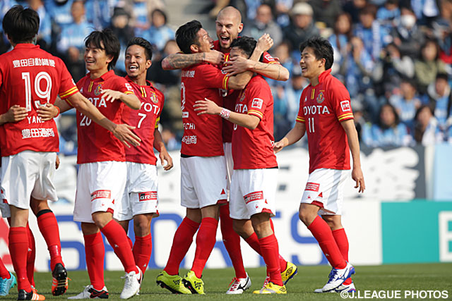 得意のヘディングで先制点を決めたシモビッチ（名古屋）【明治安田Ｊ１ 1st 第1節 磐田vs名古屋】