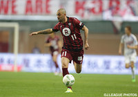 果敢にシュートを放ち、ゴールを目指したレアンドロ（神戸）【明治安田Ｊ１ 1st 第1節 神戸vs甲府】