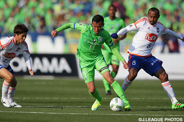 長身を生かしたヘディングシュートを放った藤田 祥史（湘南）【明治安田Ｊ１ 1st 第1節 湘南vs新潟】