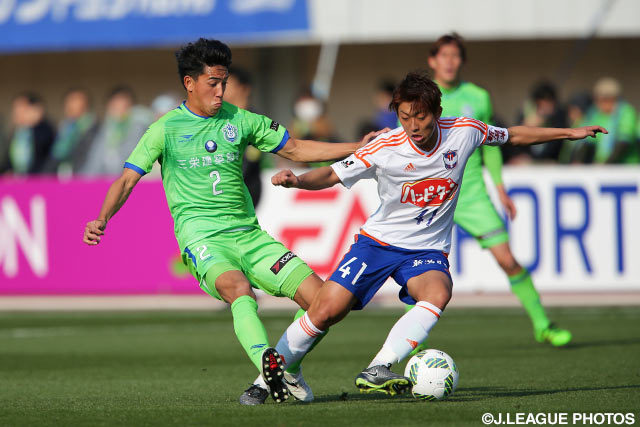 中盤で火花を散らす菊地 俊介（湘南）と小塚 和季（新潟）【明治安田Ｊ１ 1st 第1節 湘南vs新潟】