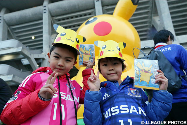 ピカチュウのお面で被ってピースサイン！【明治安田Ｊ１ 1st 第1節 横浜FMvs仙台】