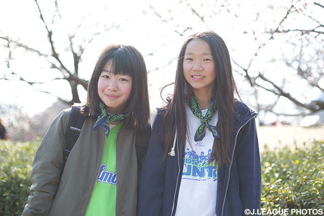 カメラの前でにっこりほほ笑む湘南の女子サポーター【明治安田Ｊ１ 1st 第1節 湘南vs新潟】