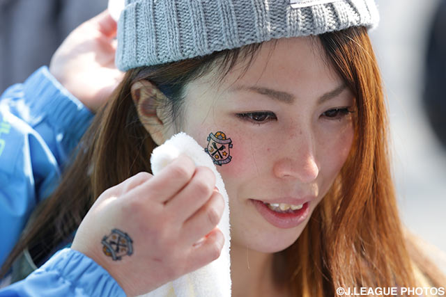 ファイスペイントをする磐田の女性サポーター。ようやくＪのある週末が戻ってきました【明治安田Ｊ１ 1st 第1節 磐田vs名古屋】