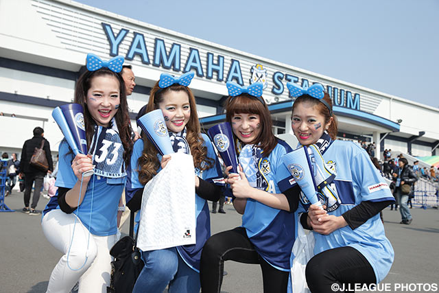 お揃いのリボンとメガホンでポーズを決める4人の女性ファン。今日も声を嗄らして応援【明治安田Ｊ１ 1st 第1節 磐田vs名古屋】