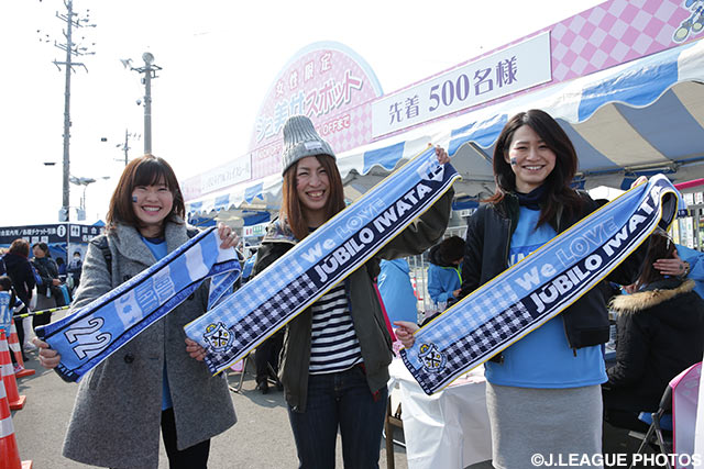 “ジュ美女スポット”でタオルマフラーを掲げる女性サポーター【明治安田Ｊ１ 1st 第1節 磐田vs名古屋】