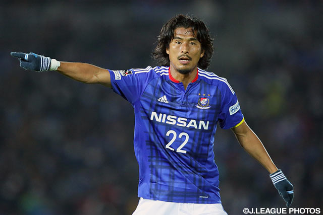 CKから惜しいヘディングシュートを放った中澤 佑二（横浜FM）【明治安田Ｊ１ 1st 第1節 横浜FMvs仙台】