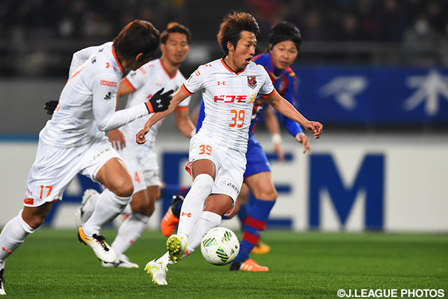 力強いドリブルからシュートを放った泉澤 仁（大宮）【明治安田Ｊ１ 1st 第1節 FC東京vs大宮】